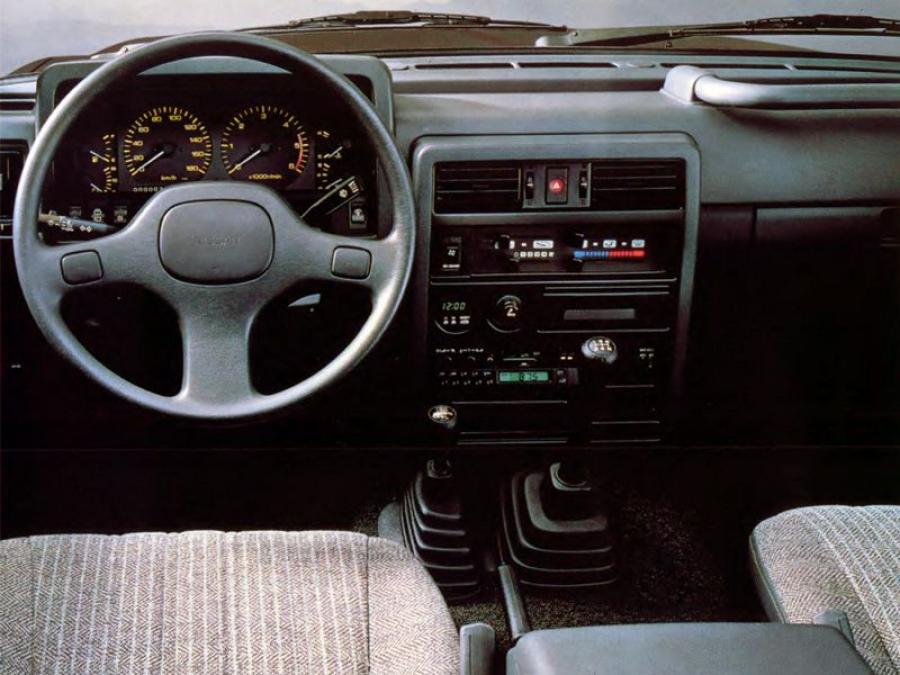 Торпедо Nissan Patrol GR 5-Door (Y60) 1987 года  (фото 7 из 14)